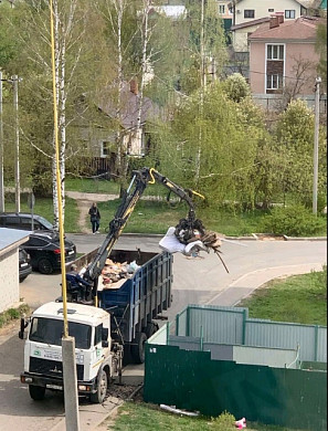 Мусоровоз 7 месяцев разрушает тротуар на Авдотьинской улице в Иванове
